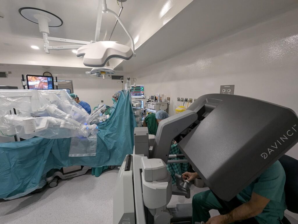 Intervención quirúrgica en el Hospital El Bierzo usando la tecnología robótica Da Vinci