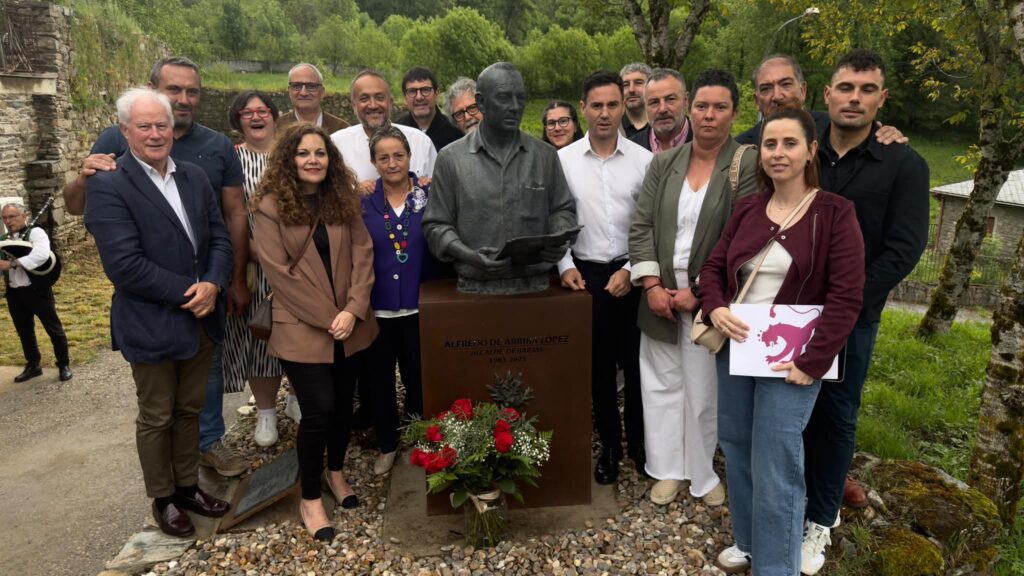Familiares y representantes institucionales posan junto a la escultura dedicada a Alfredo de Arriba en Busmayor.