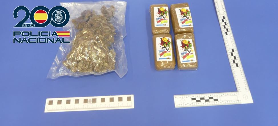 aquetes intervenidos por la Policía Nacional con presunta marihuana y hachís, colocados sobre una mesa azul junto a reglas de medición policial.