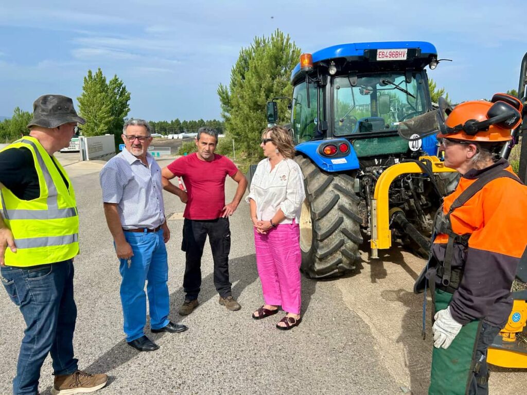 Operarios del Plan Montel y representantes institucionales durante los trabajos de prevención de incendios en el entorno del Polígono de La Llanada