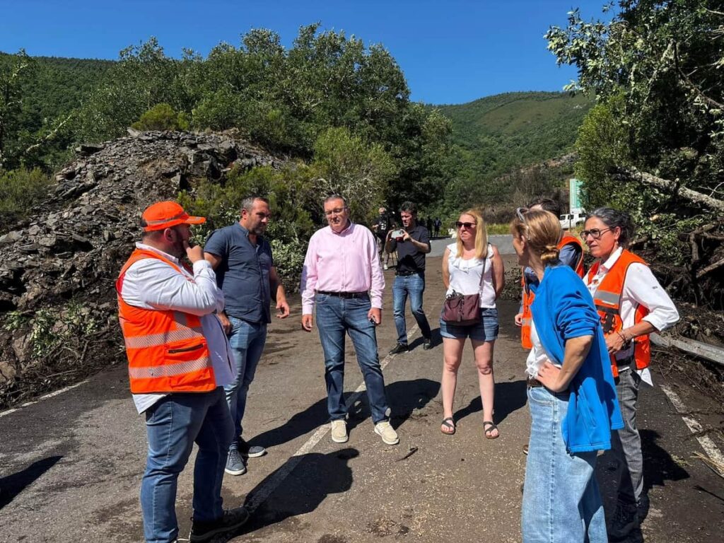 Responsables de la Diputación de León y técnicos visitan la carretera de acceso al Valle de Fornela afectada por arrastres tras la tormenta.