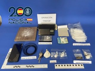 Material incautado por la Policía Nacional en una operación contra el tráfico de drogas en Ponferrada.