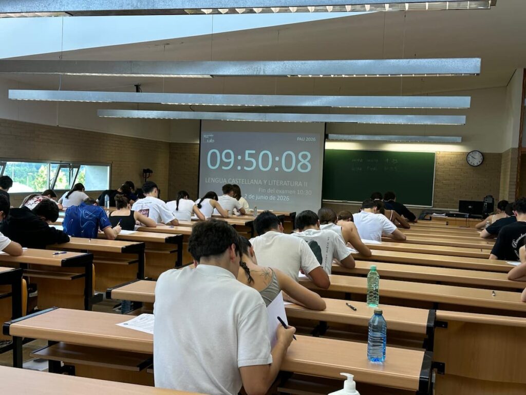 Estudiantes realizando la PAU en un aula del Campus de Ponferrada durante el examen de Lengua Castellana y Literatura