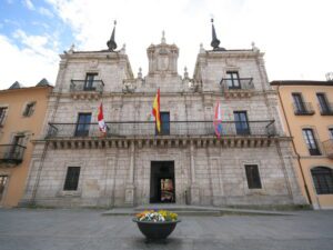Fachada del Ayuntamiento de Ponferrada en la plaza del Ayuntamiento