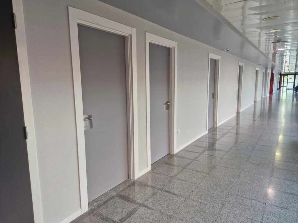 Pasillo renovado del Hospital El Bierzo tras las obras de reestructuración del Servicio de Cardiología