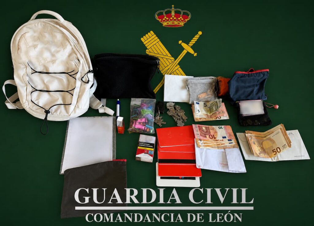 Objetos recuperados por la Guardia Civil de Bembibre tras la devolución de una mochila extraviada con dinero, documentación y efectos personales.
