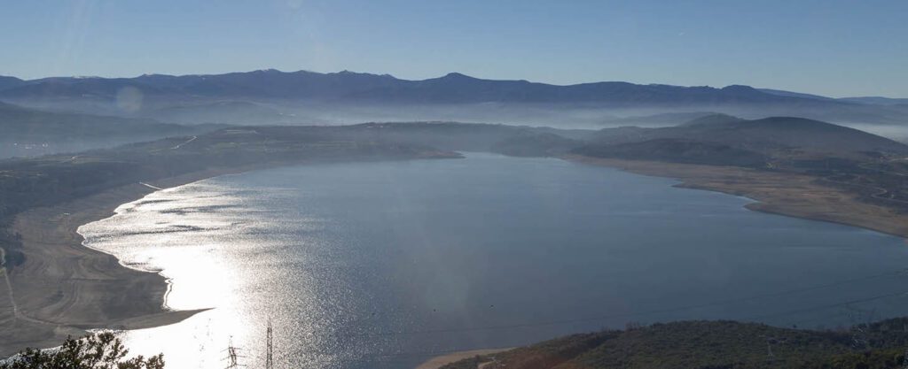 Imagen del pantano de Bárcena, foto del Canal Bajo de Riego