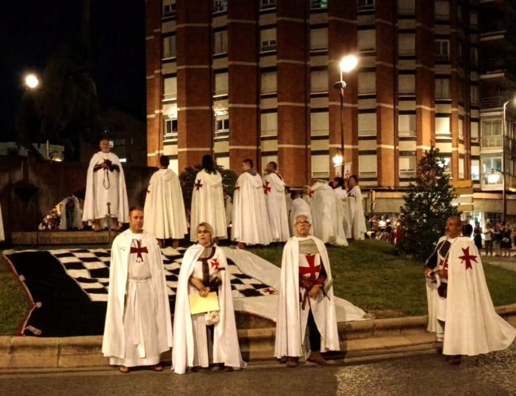 Los caballeros templarios están preparados para la imposición de capa