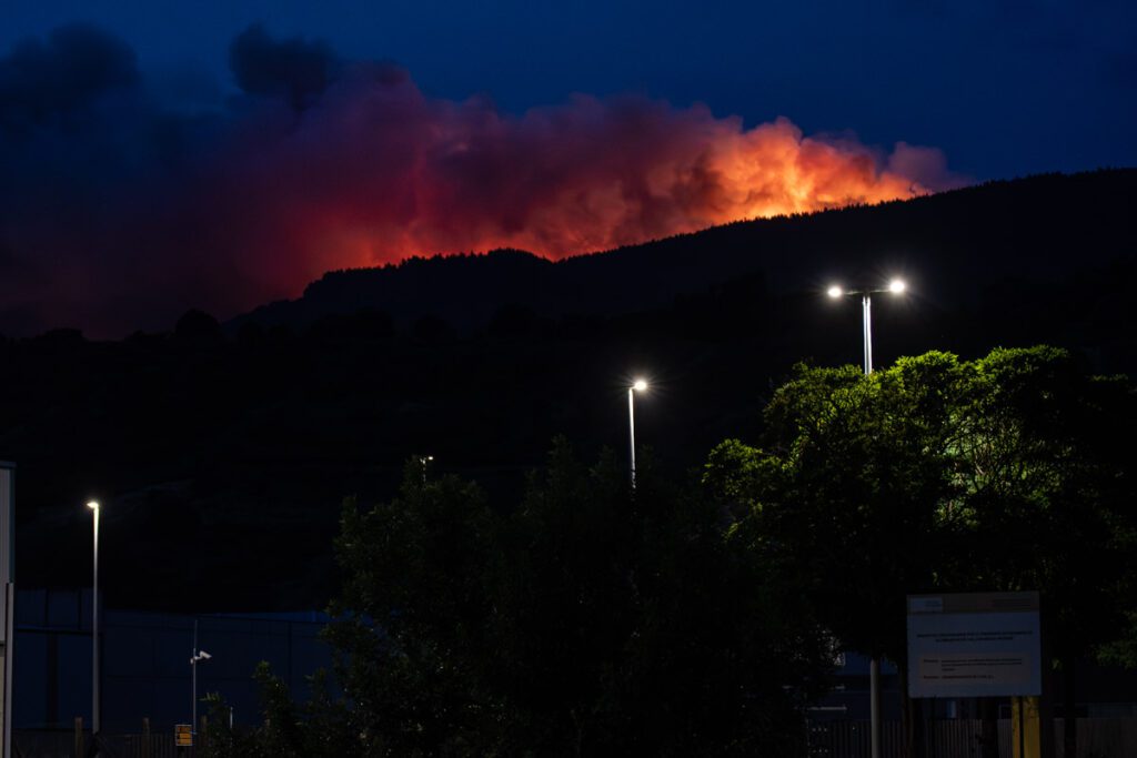 Imagen del incendio en los montes de Cobrana, visto desde el polígono de San Román de Bembibre