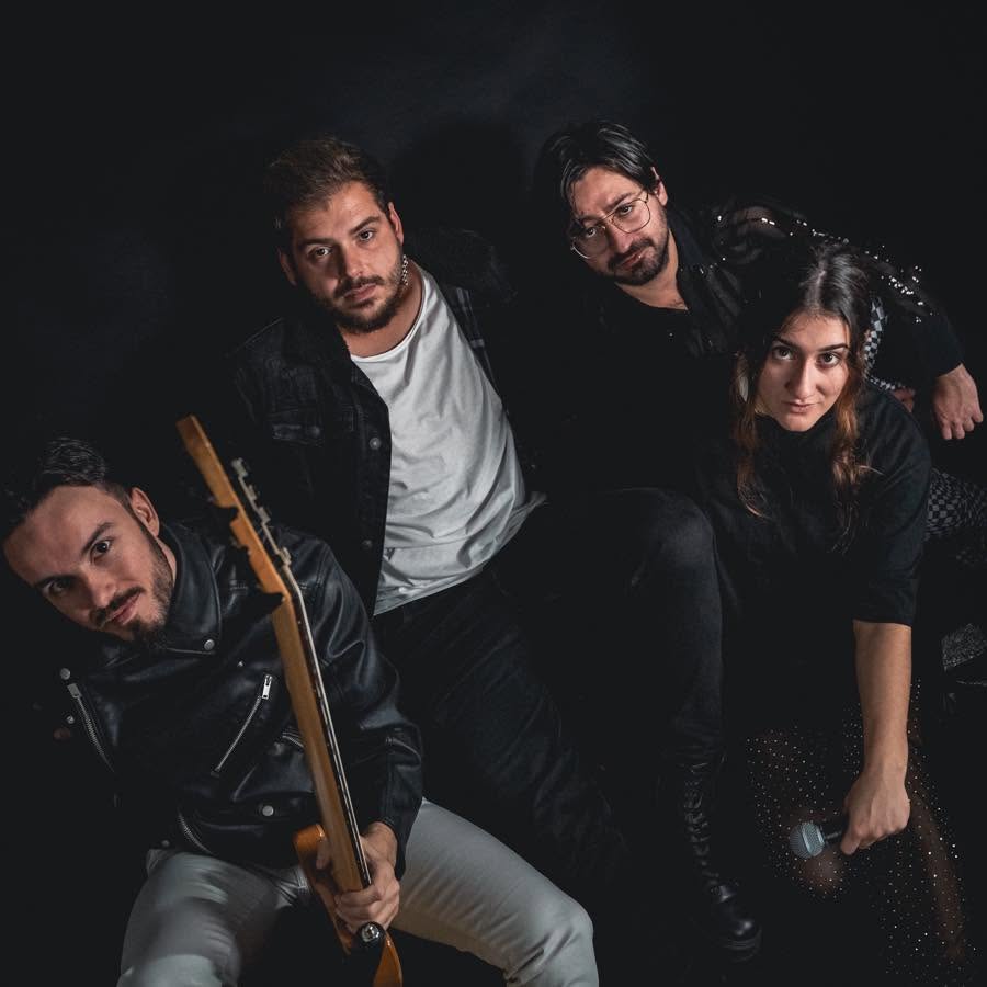 Imagen promocional de MAZU con cuatro integrantes de la banda para el lanzamiento de “Un tema de Amaral”