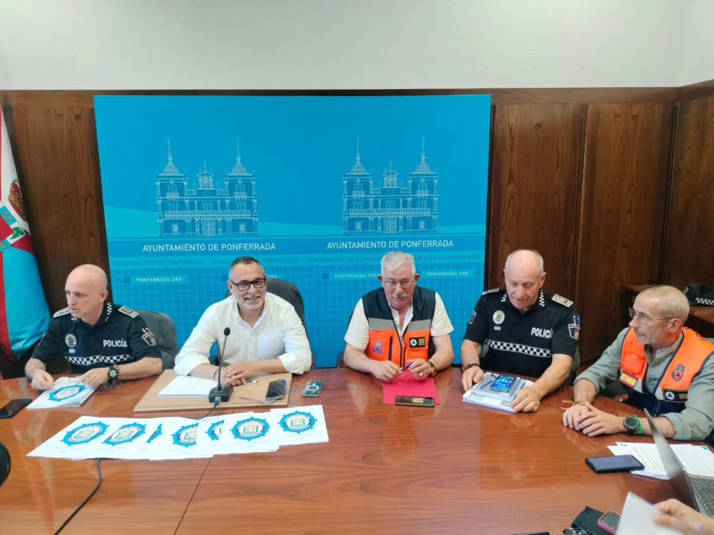 El concejal Carlos Cortina con miembros del operativo que coordina el plan de seguridad en Ponferrada por vacaciones y verano