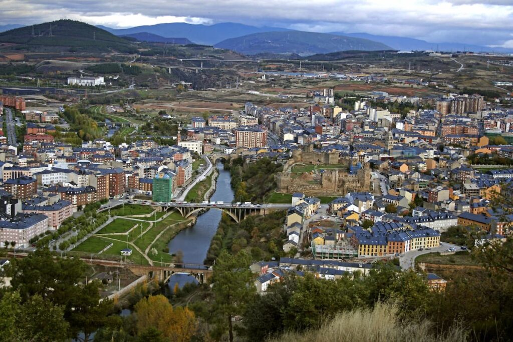 Vista panorámica de Ponferrada con el río Sil atravesando la ciudad