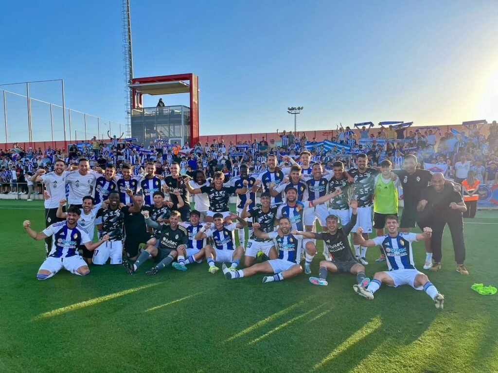 La Ponferradina con la afición al fondo en el campo del Atlético Madrileño