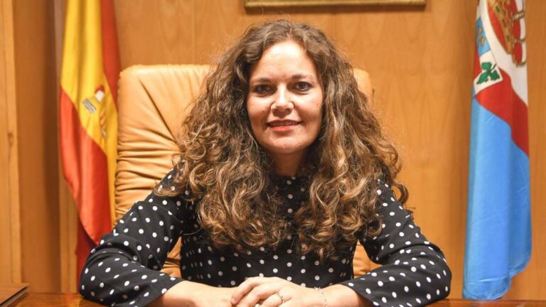 La alcaldesa de Bembibre, Silvia cao, en su despacho de la alcaldía