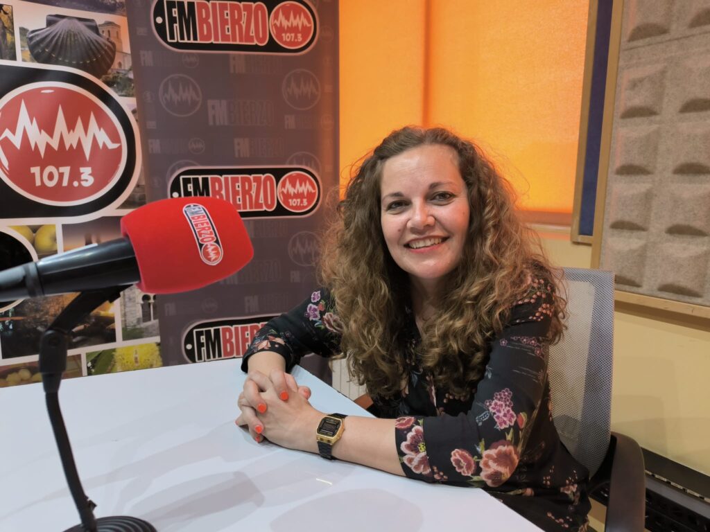 La alcaldesa de Bembibre, Silvia Cao, en una entrevista en la emisora FM Bierzo