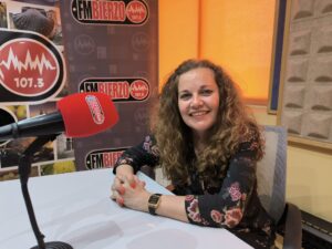 La alcaldesa de Bembibre, Silvia Cao, en una entrevista en la emisora FM Bierzo