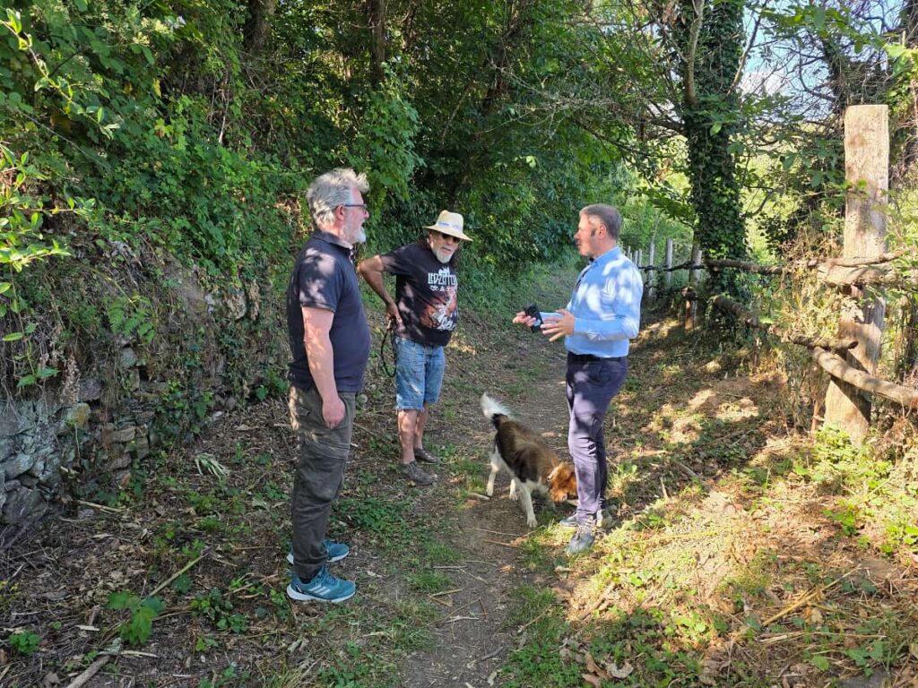Iván Alonso, representantes de Bierzo Vivo y el artesano Antoine Barrios presentan nuevas mejoras en el Soto de Villar de los Barrios.