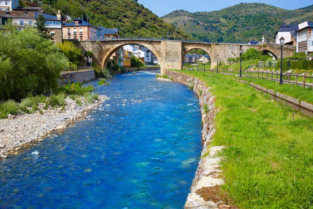 Vista del río cúa y puente de Villafranca del Bierzo con el entorno urbano y montañoso al fondo