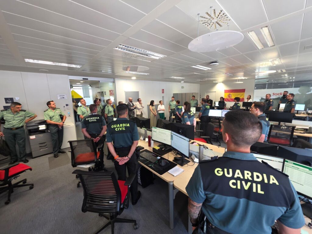 Agentes de la Guardia Civil durante en la CiberComandancia ubicada en la sede del Incibe de León