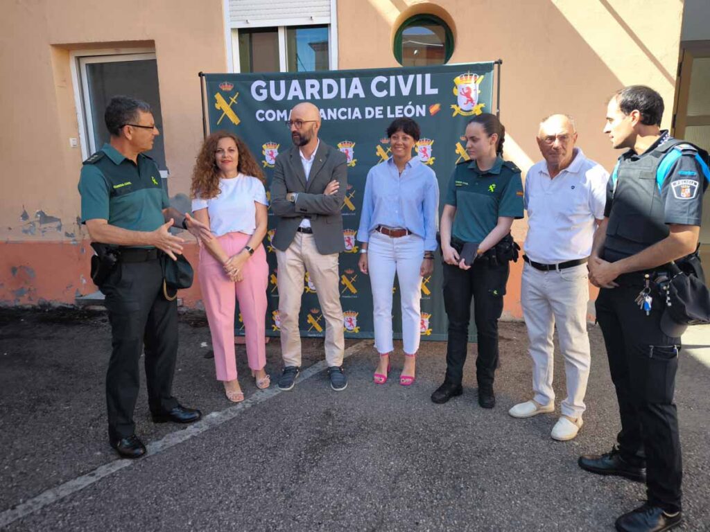 Presentación de pictogramas para personas con TEA en el cuartel de la Guardia Civil de Bembibre