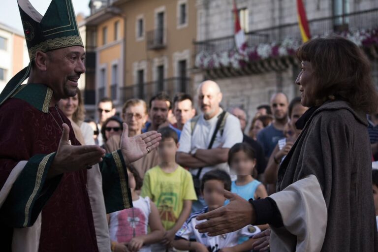 Actor caracterizado como personaje histórico durante una visita teatralizada por el Casco Histórico de Ponferrada