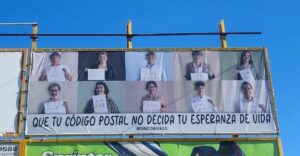 Detalle de la campaña de OncoBierzo con diez personas que muestran sus códigos postales para reclamar igualdad en la atención sanitaria.