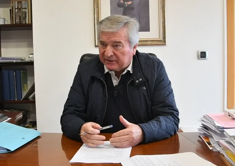 Raúl Valcarce, durante una entrevista en su despacho del Ayuntamiento de Carracedelo