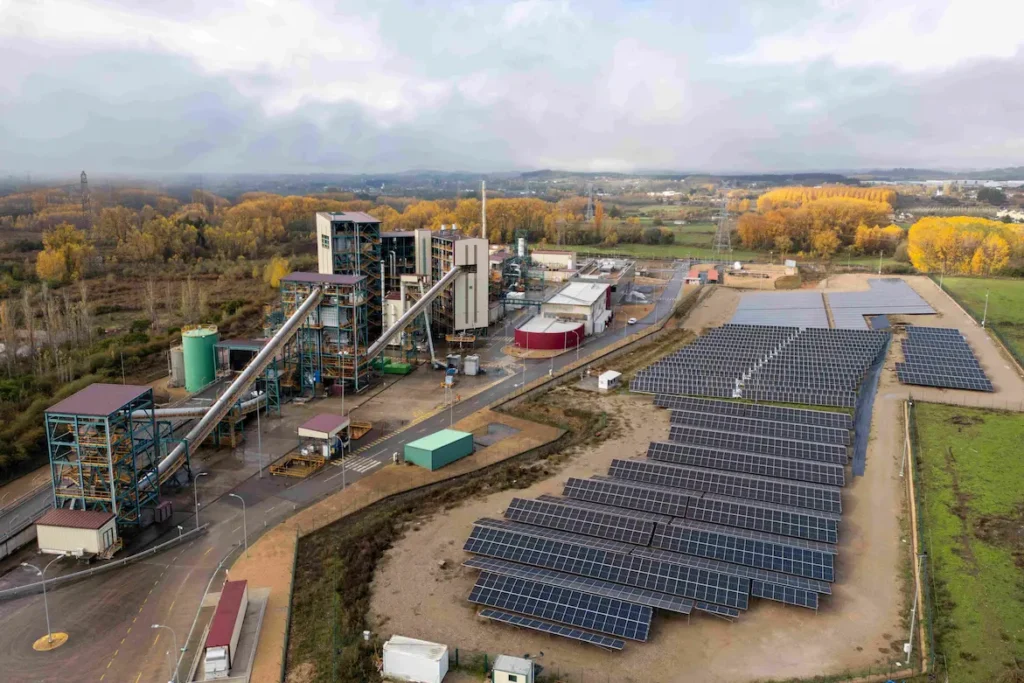 Vista aérea del Centro de Desarrollo de Tecnologías de CIUDEN en Cubillos del Sil, con instalaciones industriales y paneles solares fotovoltaicos.