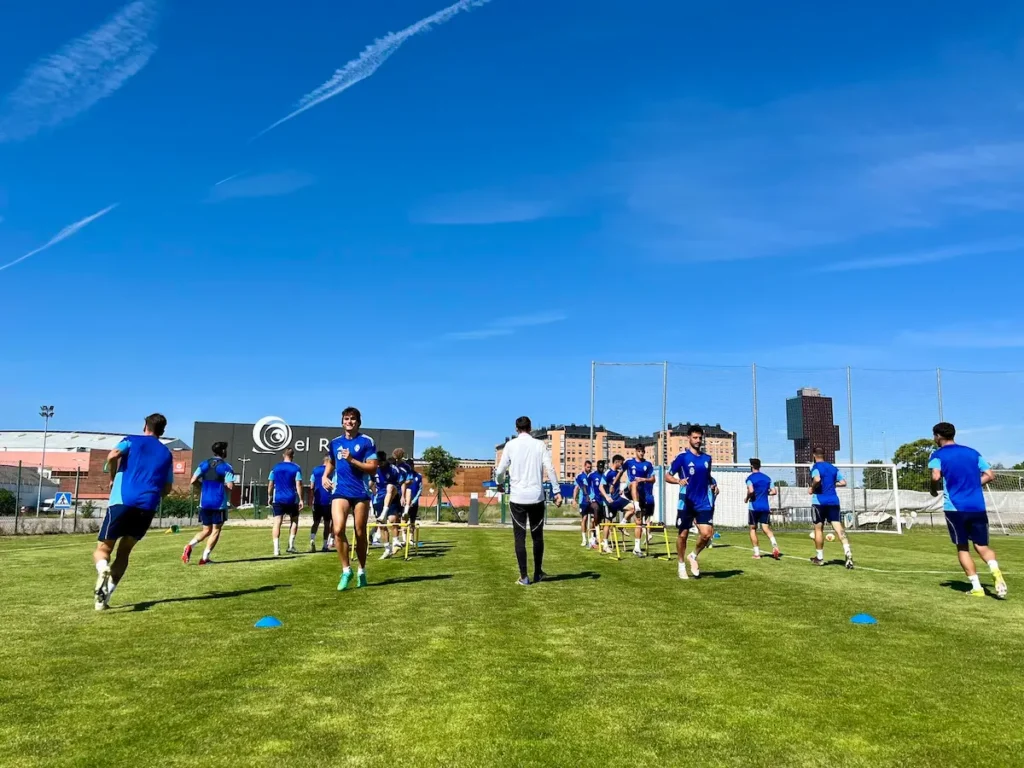 Jugadores de la SD Ponferradina durante un entrenamiento previo al partido decisivo ante el Bilbao Athletic.