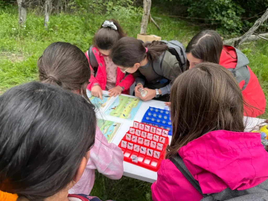 Escolares del CEIP A Piñera participan en un taller de educación ambiental durante la visita de la CHMS a la Reserva Natural Fluvial del Río Ancares