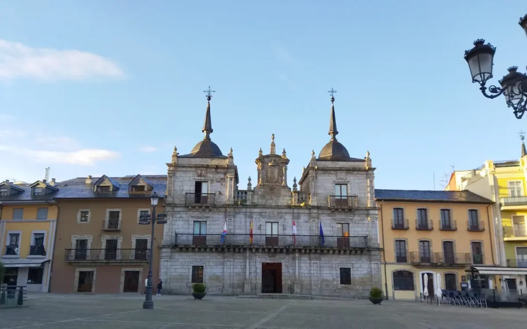 Fachada del Ayuntamiento de Ponferrada en la plaza del Ayuntamiento