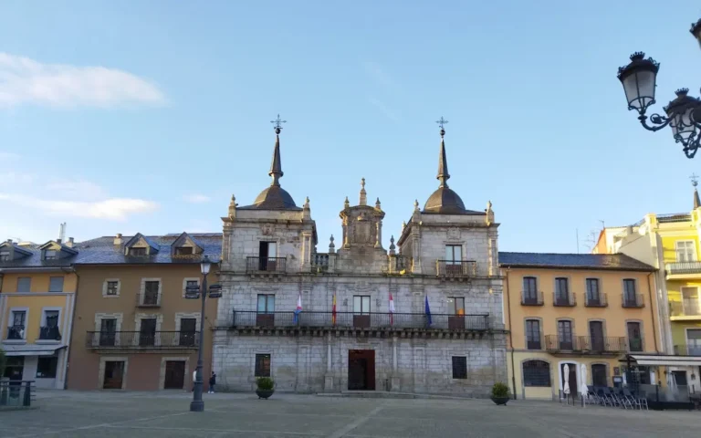 Fachada del Ayuntamiento de Ponferrada en la plaza del Ayuntamiento