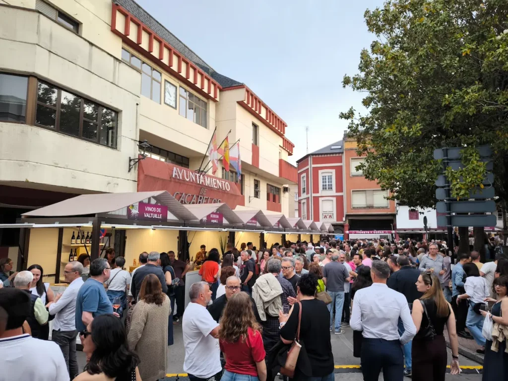 La plaza estaba repleta de casetas y asistentes en la XXIX Feria del Vino de Cacabelos