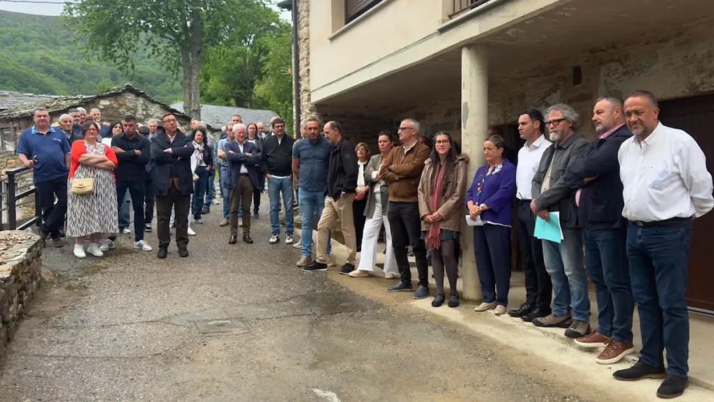 Representantes institucionales, familiares y vecinos asisten en Busmayor al homenaje a Alfredo de Arriba, histórico alcalde de Barjas.