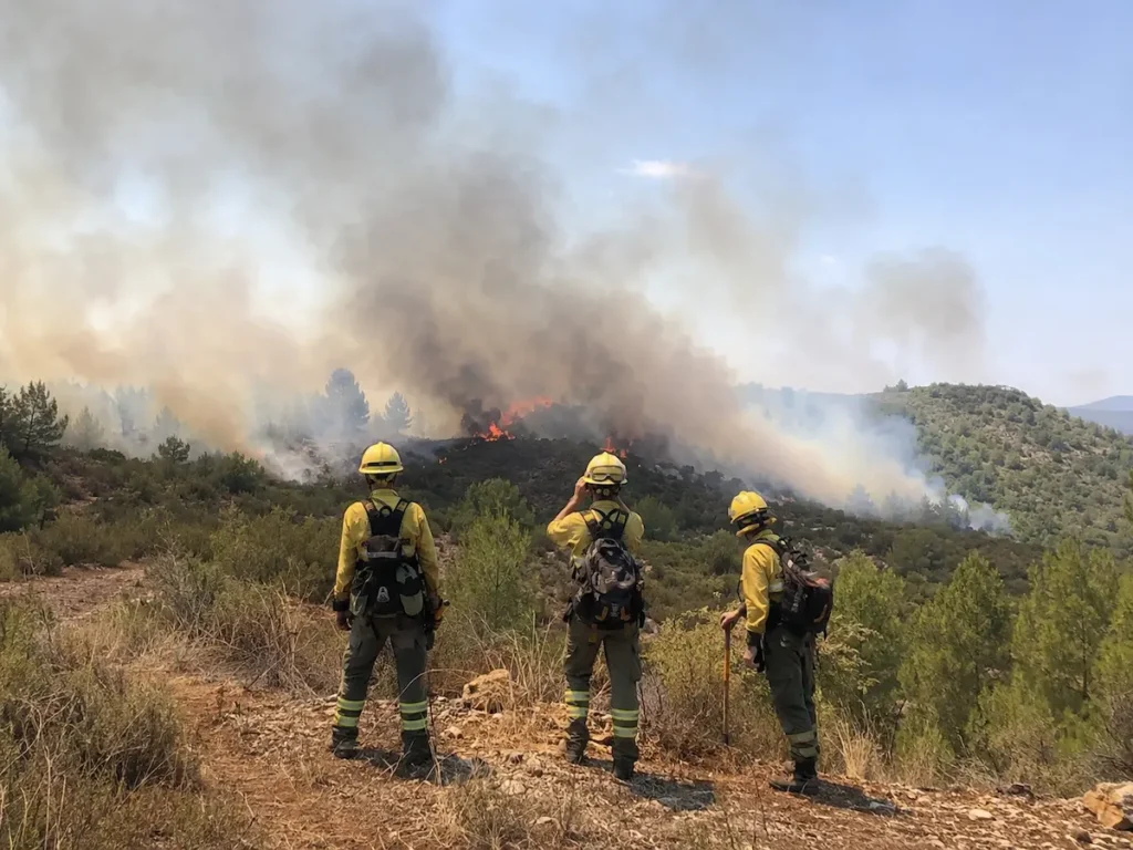 Bomberos forestales preparados para intervenir en un incendio