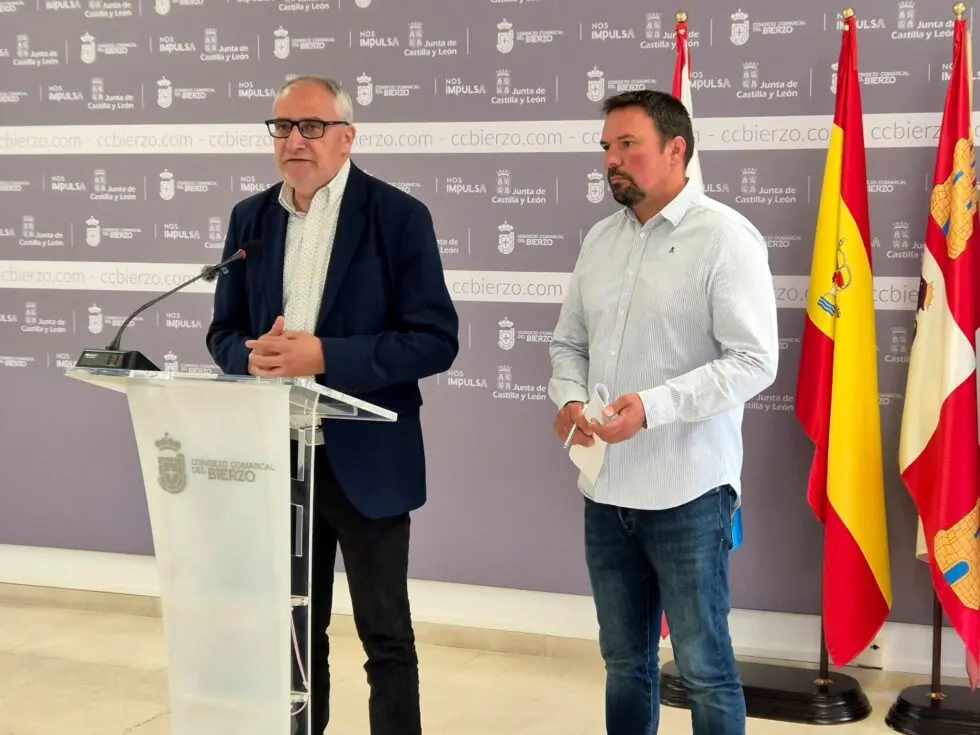 Presentación del Parque Micológico del Bierzo en el Consejo Comarcal, con dos representantes ante el atril y banderas institucionales.