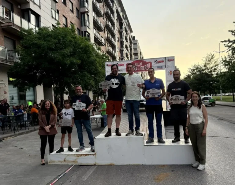 Entrega de trofeos en el X Rallye de Tierra del Bierzo, con los ganadores Jonathan Rodríguez y Jahaciel Prada