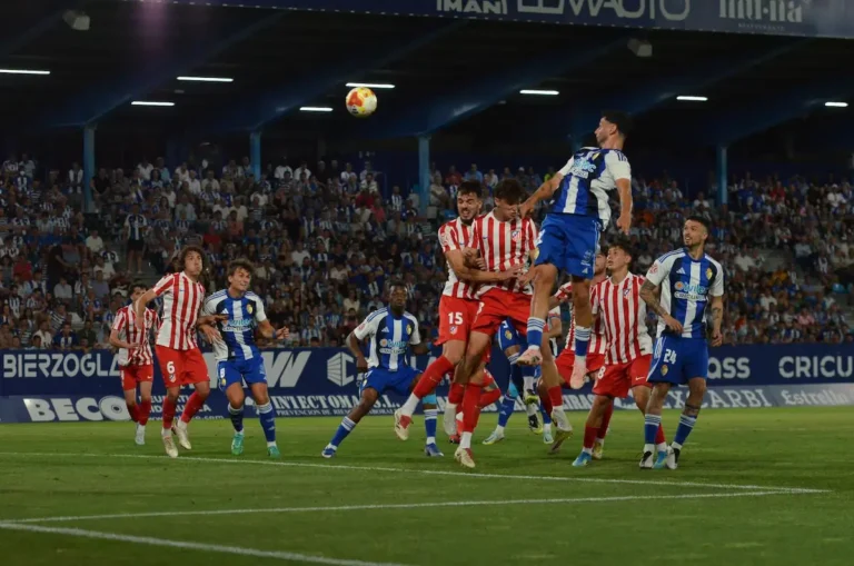 Jugador de la SD Ponferradina salta para disputar un balón aéreo ante varios futbolistas del Atlético Madrileño durante el partido en El Toralín.