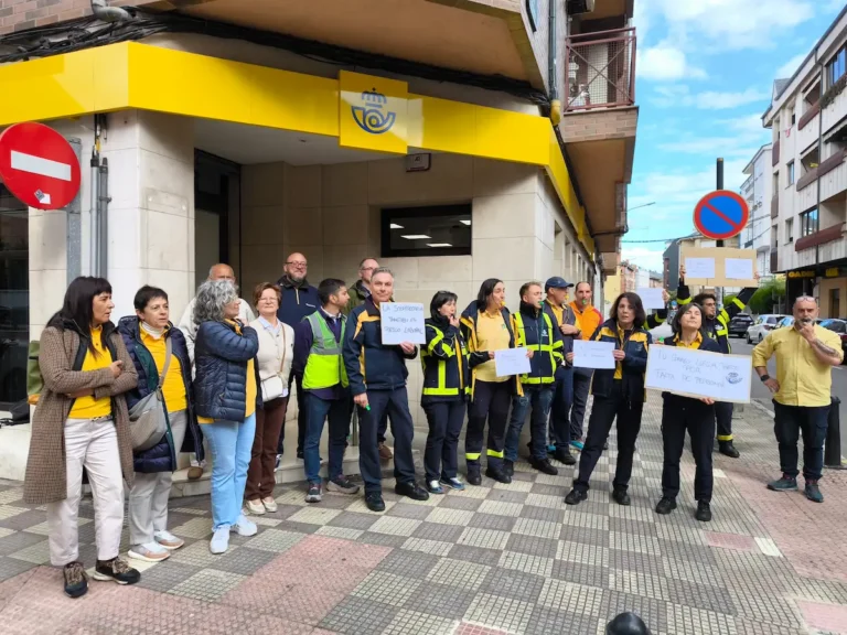 Trabajadores de Correos de Bembibre protestan para urgir soluciones por la falta de personal