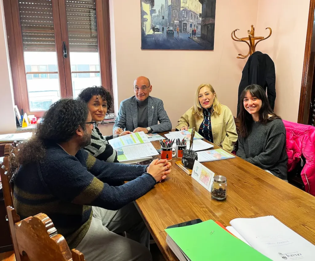 Reunión del proyecto RURALVIVE en Toreno con representantes municipales y del CDR AFA Bierzo para coordinar cuidados comunitarios en el medio rural.
