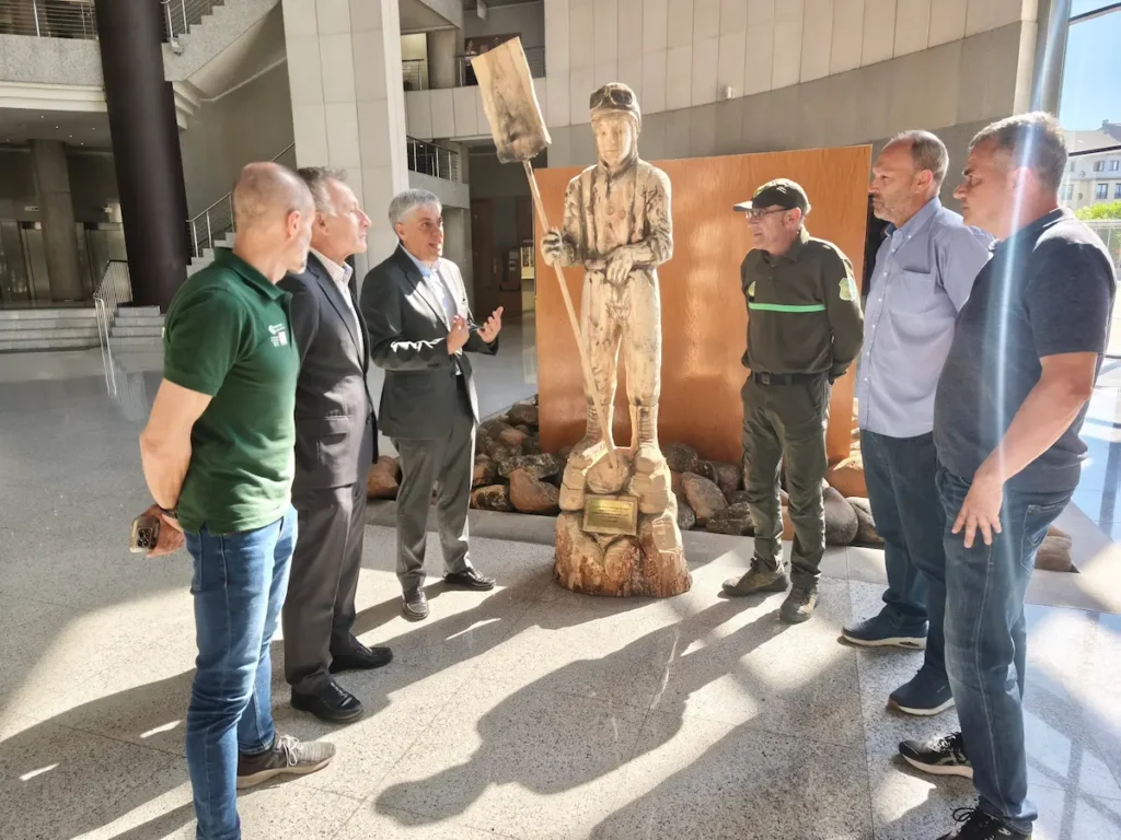 Miembros de la Junta Vecinal entregan la talla al delegado territorial de la Junta de Castilla y León