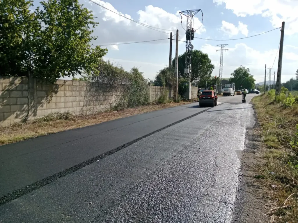 Trabajos de asfaltado en el camino Baragañas de Dehesas, en el municipio de Ponferrada.