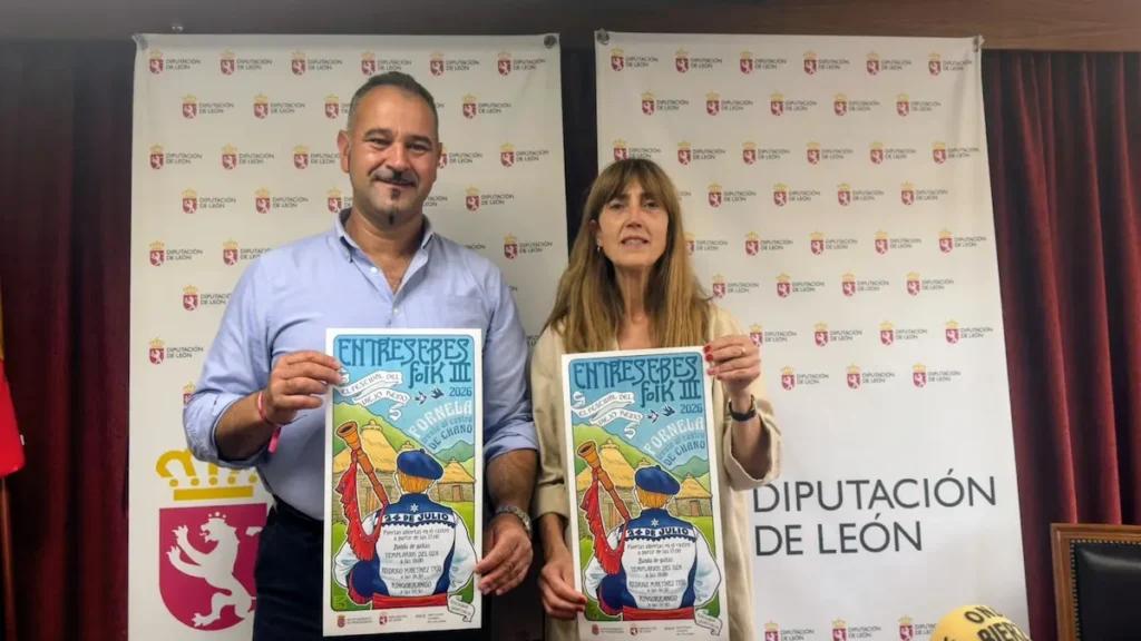 Presentación del III Entresebes Folk en la Diputación de León en Ponferrada, con Emilio Manuel Martínez Morán y Henar García mostrando el cartel del festival que se celebrará en el castro de Chano.