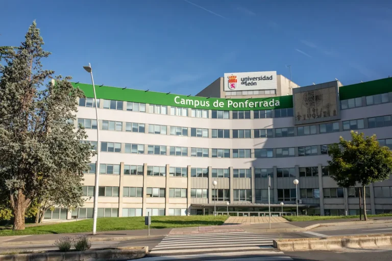 Fachada del Campus de Ponferrada de la Universidad de León.