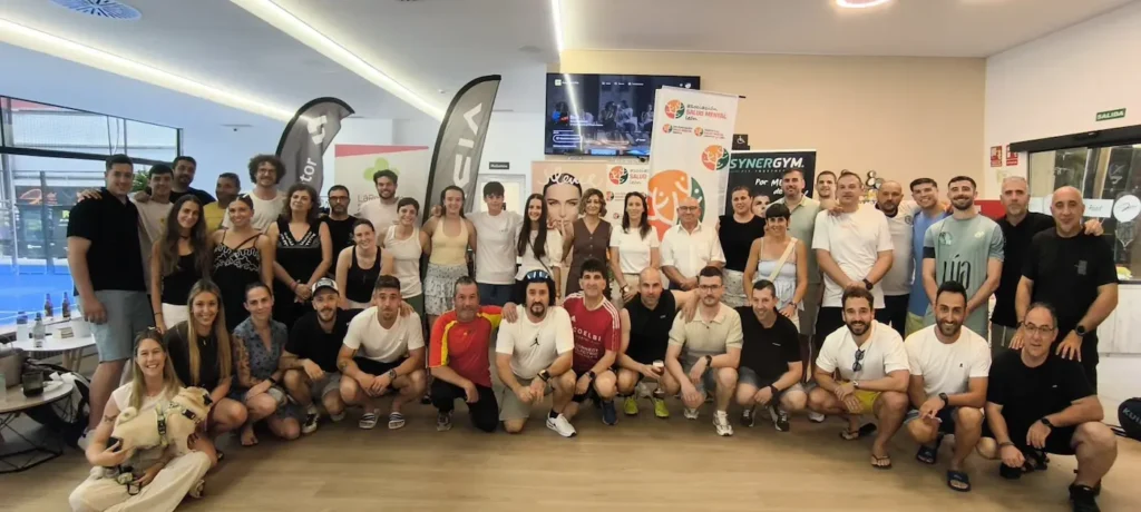 Foto de familia del IX Torneo Solidario Ponferrada Juega por la Salud Mental 2026 en las instalaciones de Pádel Indoor 3.0 Ponferrada.