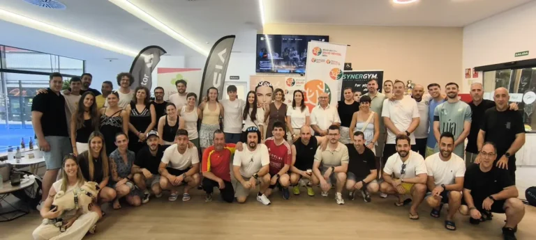 Foto de familia del IX Torneo Solidario Ponferrada Juega por la Salud Mental 2026 en las instalaciones de Pádel Indoor 3.0 Ponferrada.