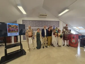 Presentación del III Lvdvs Avrvm en el Consejo Comarcal del Bierzo, con representantes institucionales y recreacionistas vestidos de época romana para anunciar las actividades en Las Médulas.