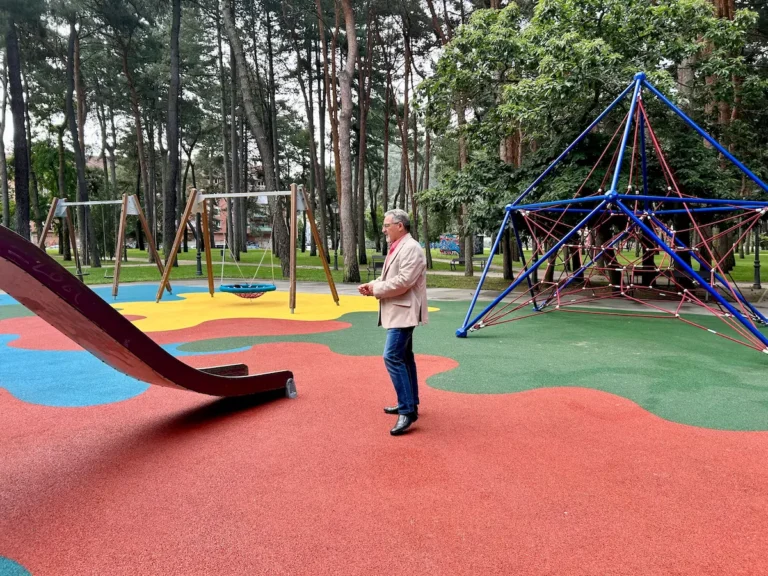 Zona de juegos infantiles del parque del Temple en Ponferrada tras la renovación del pavimento de caucho