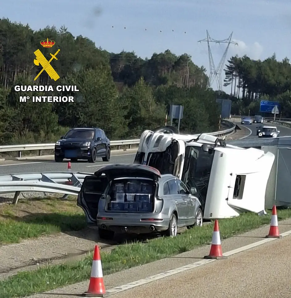 Camión volcado en la autovía A-6 junto a un vehículo con mercancía intervenida durante la operación ATUNILLO de la Guardia Civil.