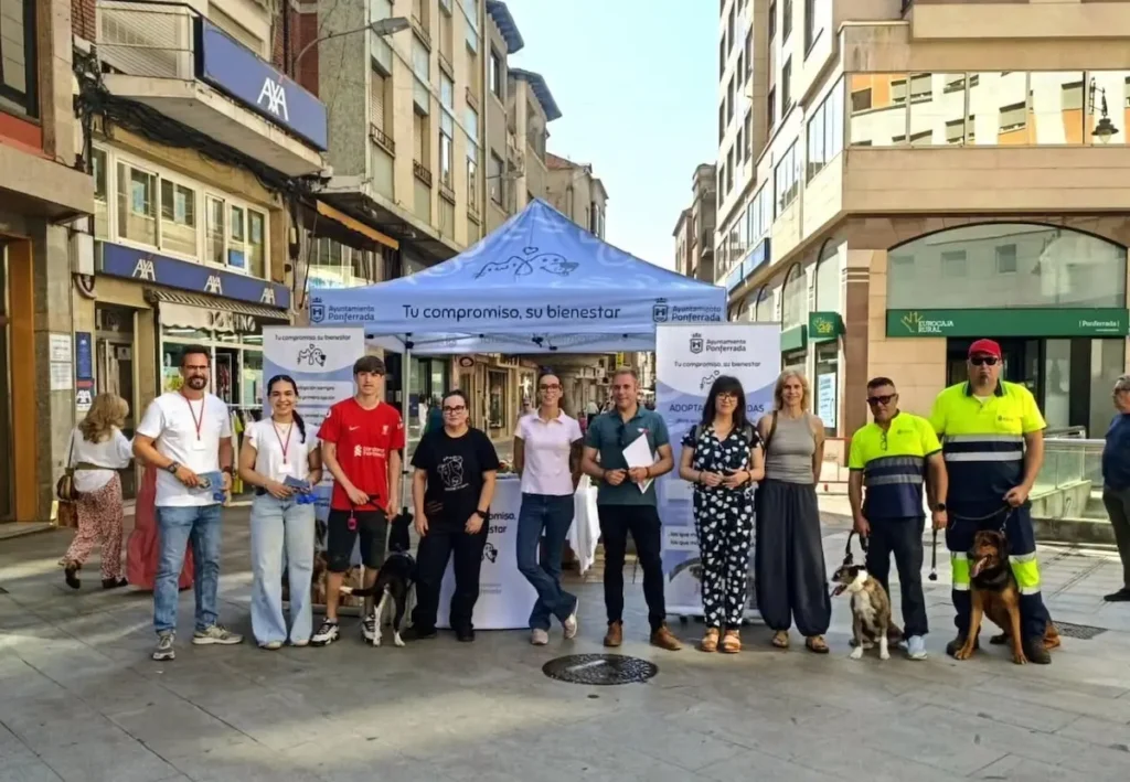Presentación en la plaza de Lazúrtegui de Ponferrada de la campaña municipal de adopción y tenencia responsable de mascotas.